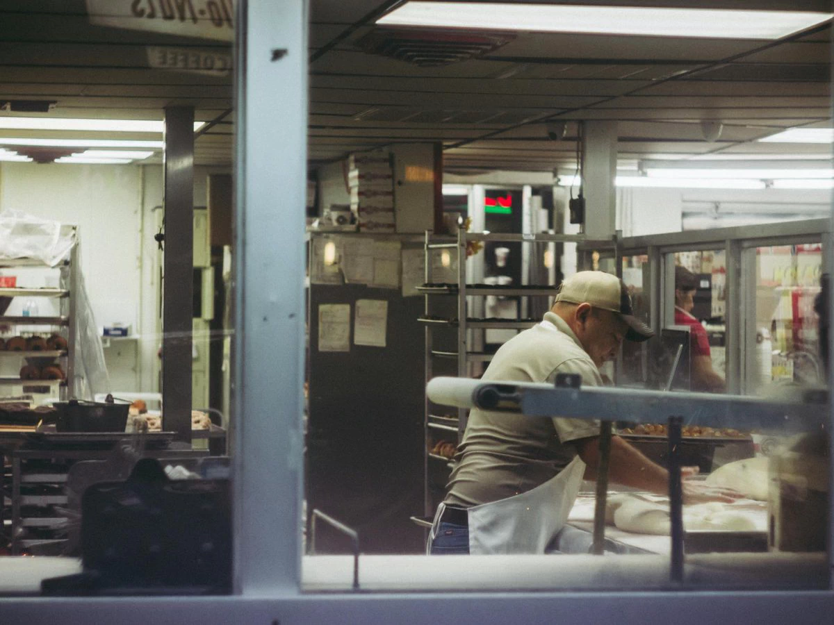 Panadero trabajando la harina