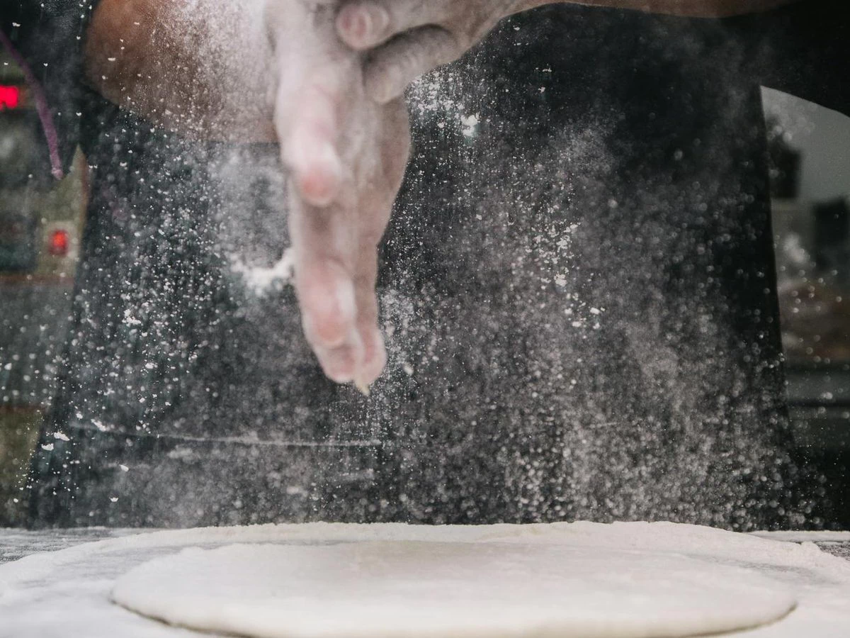 Panadero trabajando con la harina